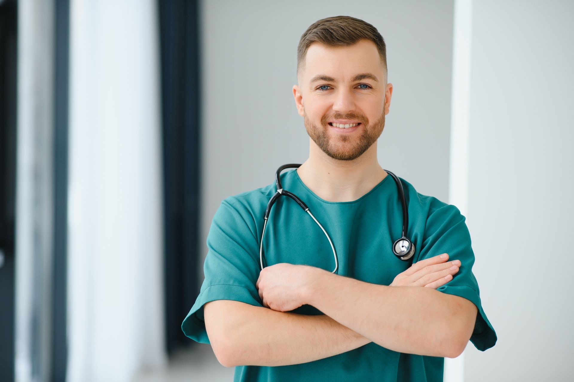 Médico sorridente — equipe HIPER+